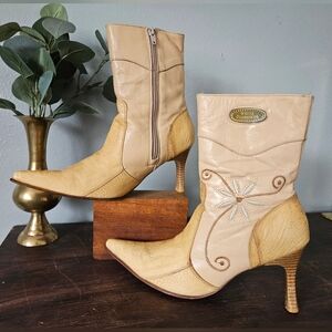 WHITE DIAMONDS Vintage Pointed Toe    Leather, Embroidered Cowboys Ankle Boots!